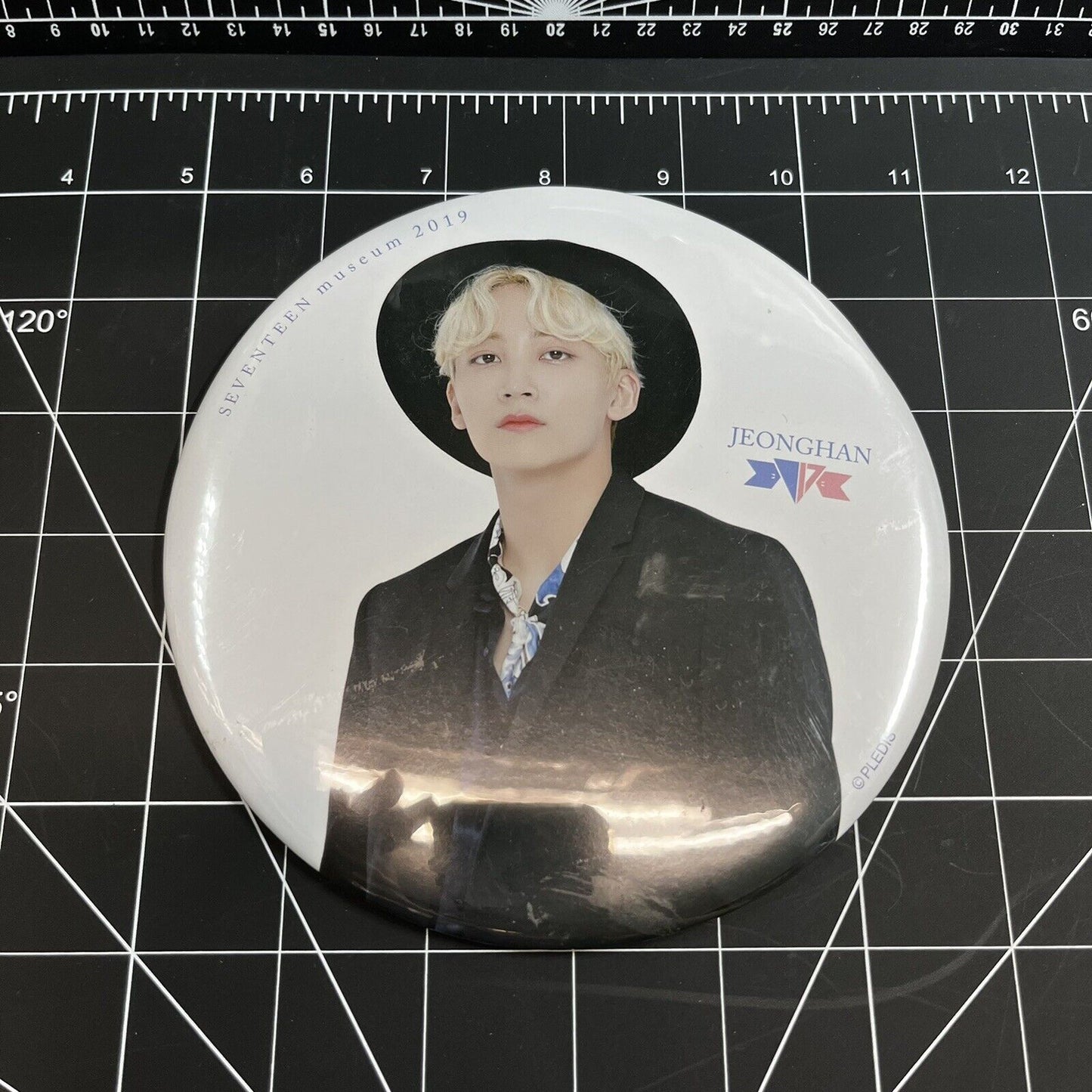 SEVENTEEN Museum 2019 Official Merchandise - Jeonghan Large Badge/Stand