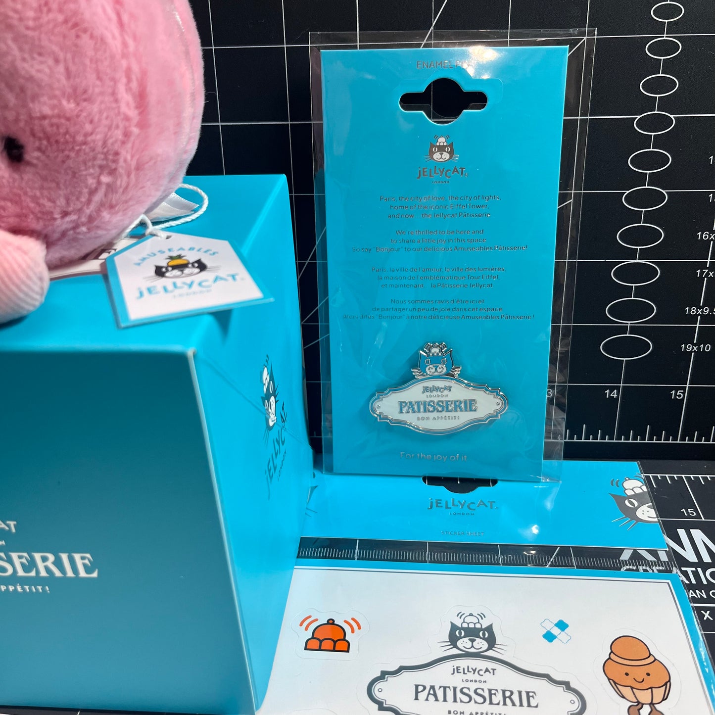 Jellycat Paris Patisserie Mia Macaron & Macaron Pin